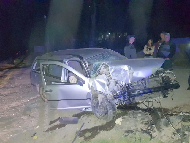 Un puşti de 21 de ani şi-a făcut maşina praf: el şi un amic au ajuns la spital