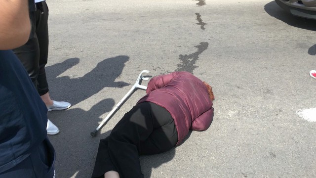 O vârstnică în cârje a ajuns la spital după ce a traversat prin loc nepermis!