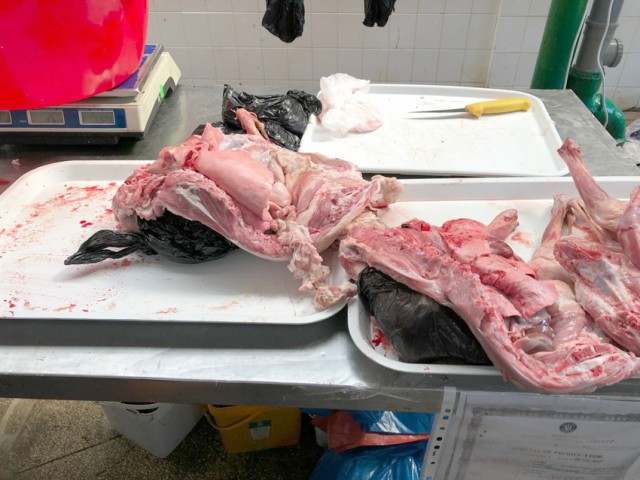 JALE ÎN PIAŢA GRIVIŢEI: Carne de miel vândută din... portbagaj!