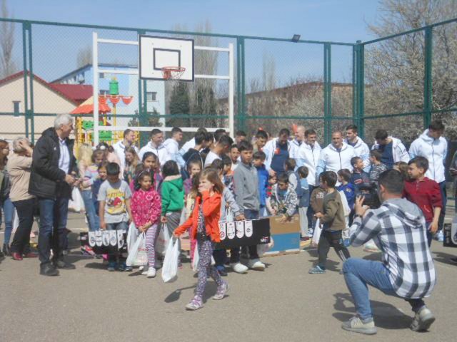Handbaliştii de la HC Dobrogea Sud le-au făcut o surpriză copiilor de la Centrul de plasament „Micul Rotterdam”