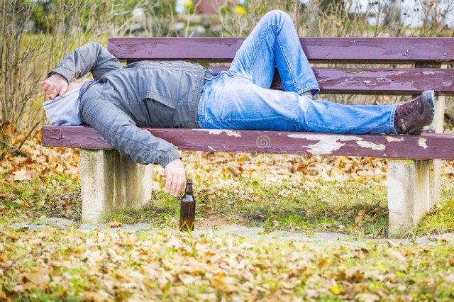 AMENDAŢI: au fost prinşi că beau alcool în parcuri