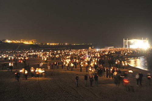 Lumina Învierii, adusă de IPS Teodosie din largul Mării Negre, în ciuda curenţilor puternici