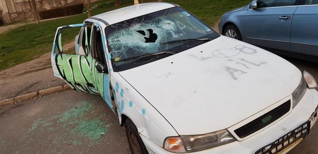 Mașină abandonată lângă Casa de Cultură, vandalizată de boschetari!