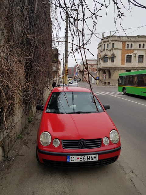 Pietonii nu au pe unde să meargă pe lângă Teatrul de Stat! Mașinile ocupă întreg trotuarul