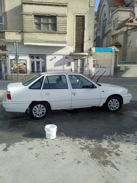 Doi constănțeni își spălau mașina în stradă, în Piața Ovidiu. Poliția Locală i-a „răcorit”!