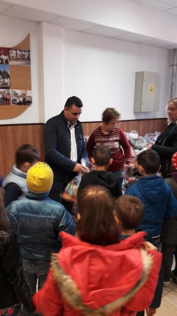 Iepurașul le-a adus cadouri elevilor din comuna Poarta Albă
