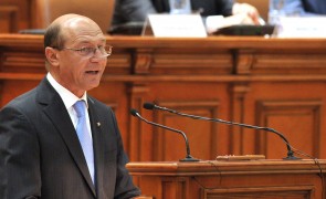 Scandal în Senat! Traian Băsescu și Paul Stănescu, schimb de replici: 'Iarna nu-i ca vara. Aţi ajuns şi voi la concluzia asta?'