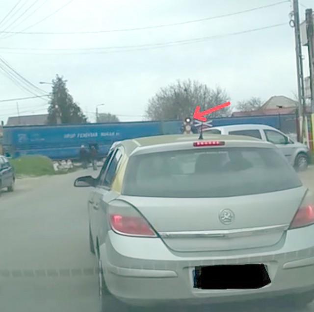 Atenţie, şoferi: Pe strada Plopilor din Năvodari, semnalul luminos de la trecerea la nivel cu calea ferată vă poate induce în eroare!