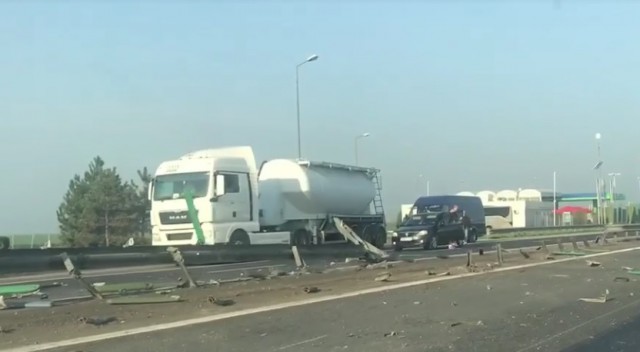 VIDEO. Un camion încărcat cu floarea soarelui s-a răsturnat pe Autostrada A2!