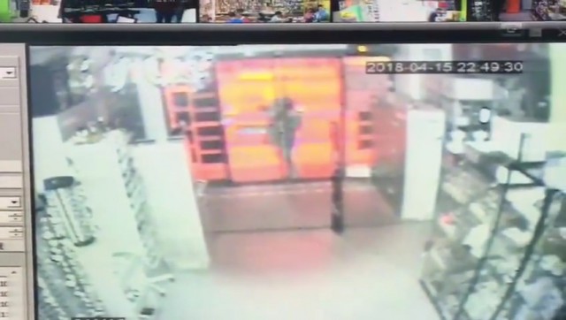 Un individ a încercat să spargă China Mall de la Brotăcei! VIDEO