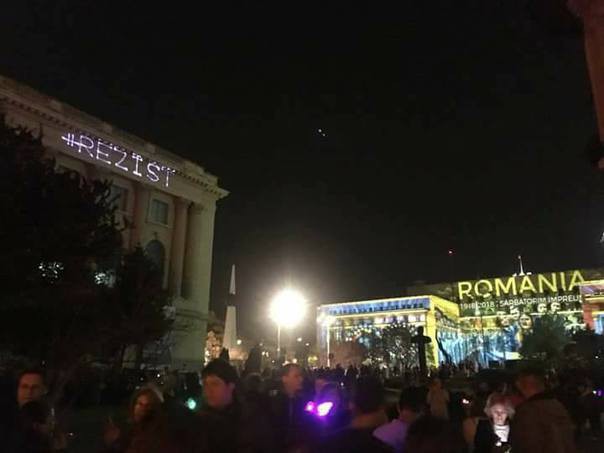 Mesajul #REZIST, proiectat pe clădirea Muzeului de Artă în timpul Spotlight. Poliţia l-a dus la secţie şi l-a amendat pe cel bănuit pentru acest gest