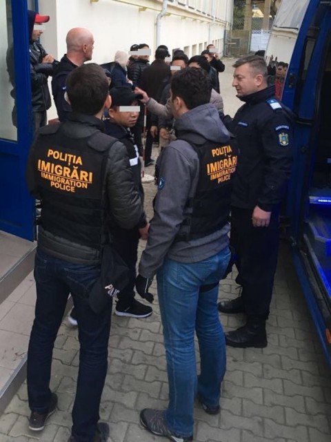Vietnamezi stabiliţi ilegal în Constanţa, expulzaţi din România