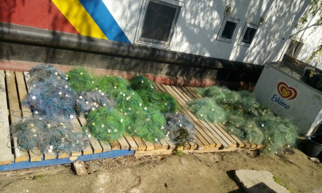 Plase tip monofilament, dispozitiv pentru pescuit electric confiscate de poliţiştii de frontieră