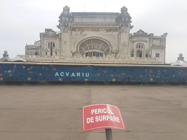 Cazinoul, în suferinţă. Alături de el, „înfloresc“ clădiri noi. Mai poate fi salvat?