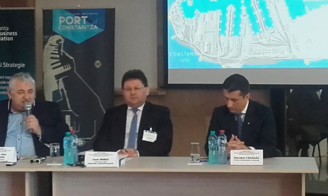 Dezvoltarea şi modernizarea porturilor maritime, dezbătute în Portul Constanţa. Secretarul de stat Ionel Minea şi-a citit speech-ul de pe foaie