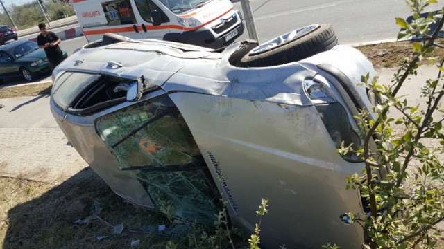 Un tânăr s-a răsturnat cu BMW-ul în Mamaia!