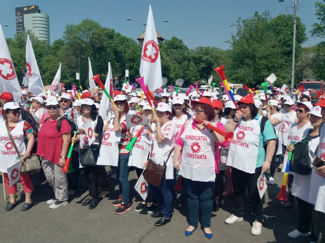 Sute de angajaţi din sănătate din asistenţă socială din Constanţa au protestat în Bucureşti!