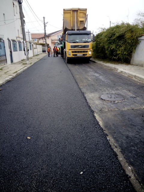 Continuă asfaltarea pe mai multe străzi din Mangalia