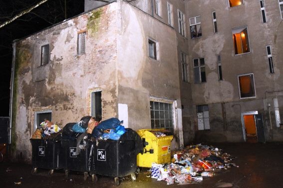 Polițiștii germani, ȘOCAȚI după ce au evacuat un imobil ocupat de români: ”Munți de gunoaie, șobolani și fecale”