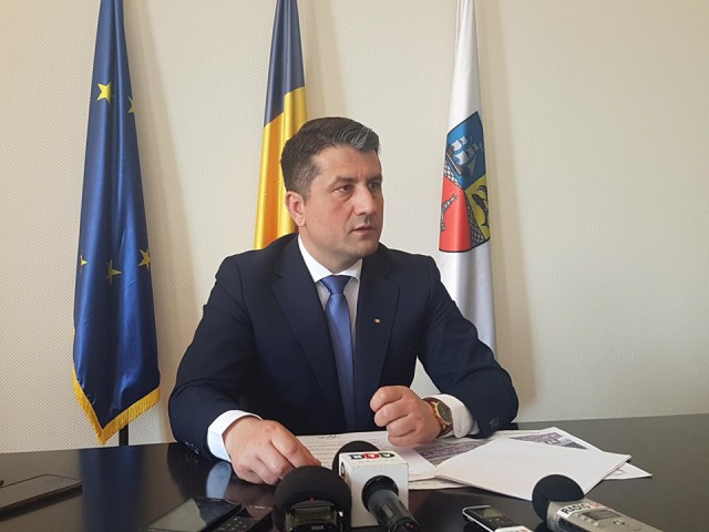 Primarul Constanței, ÎN PERICOL! Avionul în care s-a urcat avea o FISURĂ în geam