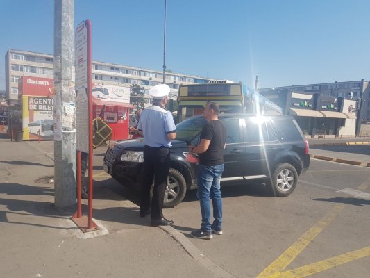 FOTO. Amendă de sute de lei pentru că a blocat staţia RATC, în faţa Gării Constanţa!