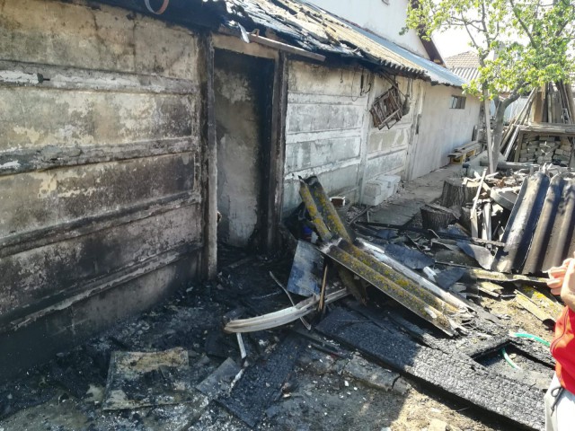 Incendiu la Mangalia: o anexă a fost cuprinsă de flăcări