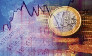 Leul s-a apreciat luni în raport cu euro, dar continuă deprecierea faţă de moneda americană