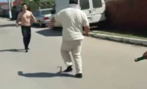 Indivizii care au alergat un poliţist cu toporul pe stradă, cercetaţi în libertate!