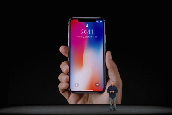Apple va lansa o variantă mai accesibilă pentru ultimul model de smartphone, iPhone X, după ce vânzările au fost sub aşteptări