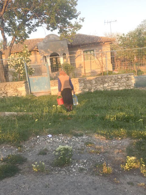 UMILINŢĂ! O bătrână parcurge 1 kilometru pe zi să aducă apă într-o găleată acasă