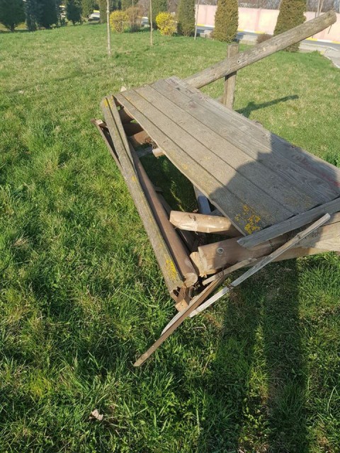 Leagănele montate în parcurile din Valu, vandalizate!