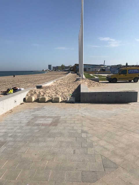 Poate se simte primăria: promenada din Neptun, acoperită de nisip!