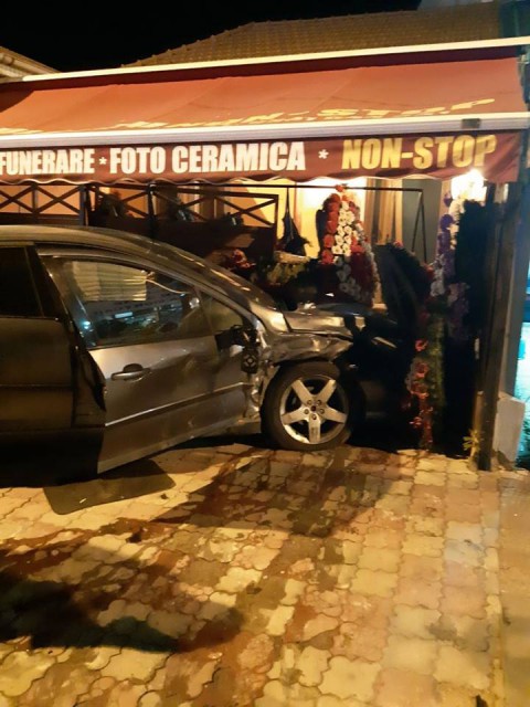 Accident rutier la Constanţa: a intrat cu maşina fix în magazinul de pompe funebre!