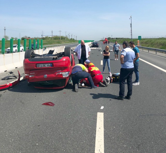 CE FACE VITEZA! O femeie a plonjat cu maşina peste parapetul median şi s-a răsturnat pe Autostrada A2!