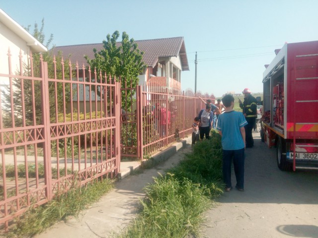 La un pas de TRAGEDIE! Fetiţă de doar doi ani, căzută în hazna la Valu lui Traian
