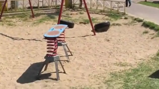 La un pas de TRAGEDIE: Gardul unui teren de joacă a căzut peste doi copii!
