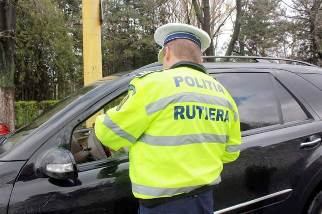 Tânăr cu permisul suspendat, prins la volan!