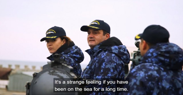 O femeie locotenent de pe Fregata Regele Ferdinand, dată exemplu de NATO