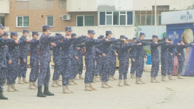 VIDEO/FOTO. Marinarii militari au luat cu asalt piaţeta Far din Constanţa, în paşi de dans!