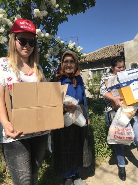 Bătrânica din Negrești, care parcurge 1 km pe zi pentru apă, vizitată de voluntari
