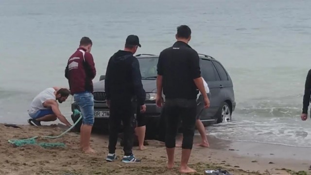 Cocalar de Vama Veche: a vrut să-şi înece BMW-ul în mare?! VIDEO