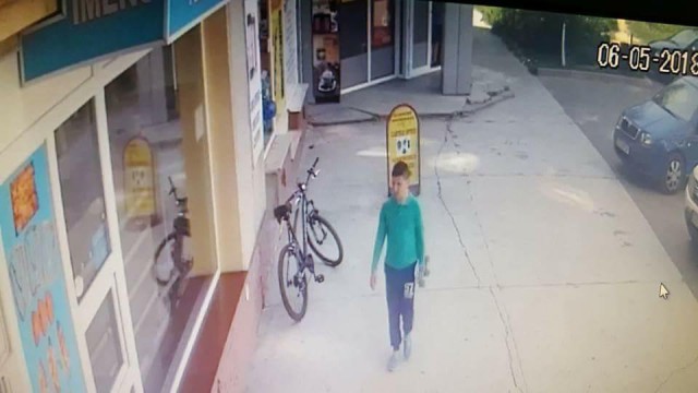 Bicicletă furată din fața unui magazin din Medgidia. Recunoaşteţi hoţul?