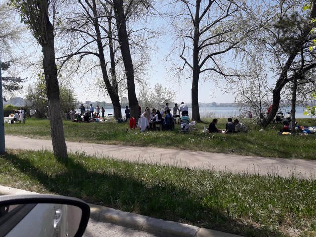 Vă rugăm frumos: strângeți-vă fustele, mesele și grătarele și mutați-vă în locurile special amenajate pentru picnic!