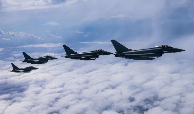 ALERTĂ deasupra Mării Negre: Șase bombardiere rusești, interceptate de forțele Royal Air Force de la baza Mihail Kogălniceanu