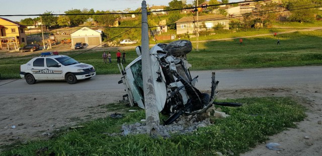FOTO! Un şofer RUPT DE BEAT a făcut PRĂPĂD! A scăpat cu viaţă ca prin minune!