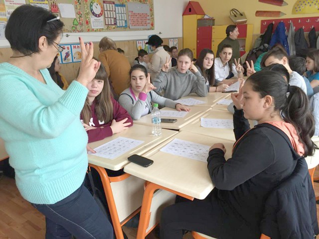 Elevii din Constanţa sensibilizaţi cu privire la problemele persoanelor cu deficienţe de văz şi auz