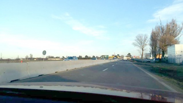 Accident pe drumul dintre Hârşova şi Constanţa: o maşină s-a izbit de parapet, două persoane au fost rănite
