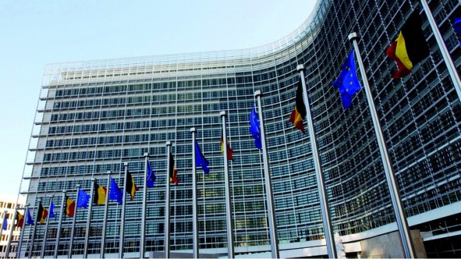 Comisia Europeană avertizează România şi Ungaria cu privire la o abatere bugetară semnificativă în 2017 Comisia Europeană avertizează România şi Ungaria cu privire la o abatere bugetară semnificativă în 2017