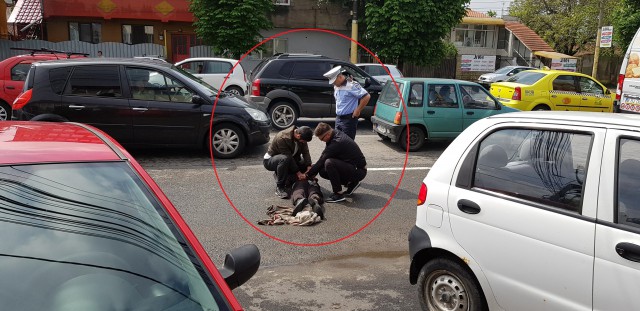 Bărbat ÎNCĂTUȘAT pe I.C. Brătianu de doi polițiști locali în civil!
