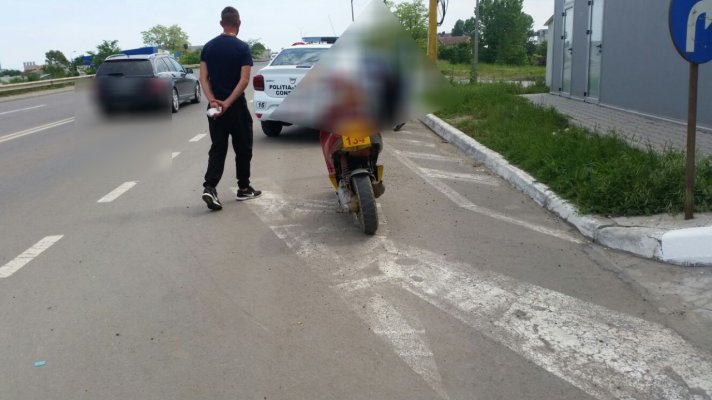 Beat și fără permis, a plecat la plimbare pe moped, prin Ovidiu